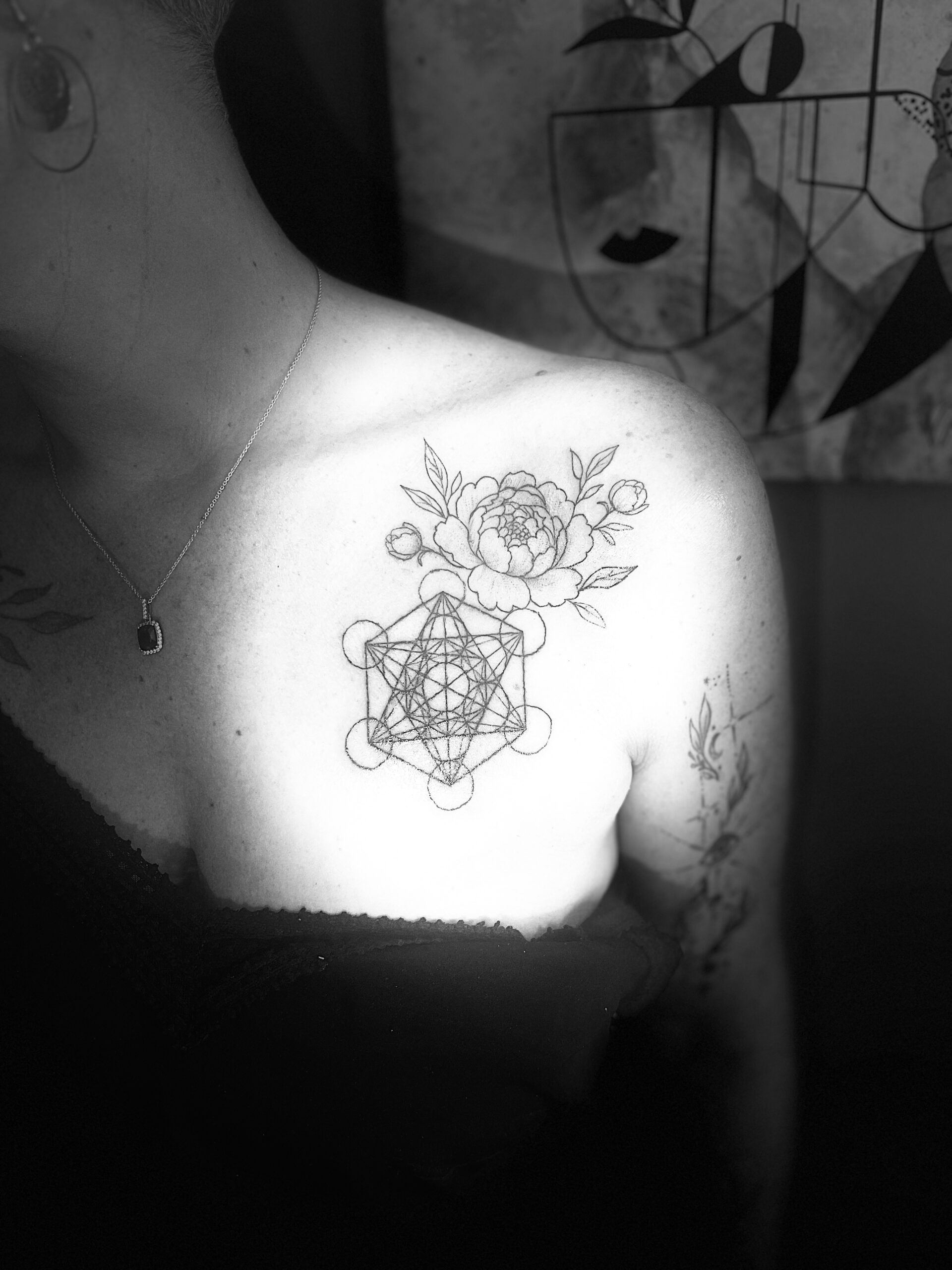 tatouage pivoine et métatron sur épaule d'une femme